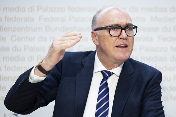 Bundesrat Martin Pfister spricht waehrend einer Medienkonferenz zur Einfuehrung eines obligatorischen Orientierungstags ueber den Militaer- und Schutzdienst fuer Schweizerinnen, am Mittwoch, 12. Novem ...