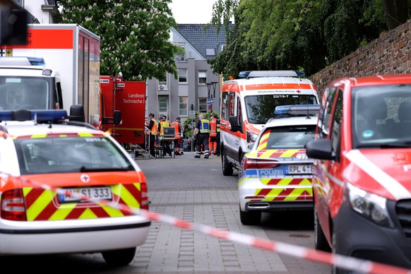 epaselect epa12941399 Emergency services gather outside a Volksbank branch in Sinzig, Germany, 08 May 2026. According to police, several perpetrators have taken hostages at the bank branch in the Rhin ...