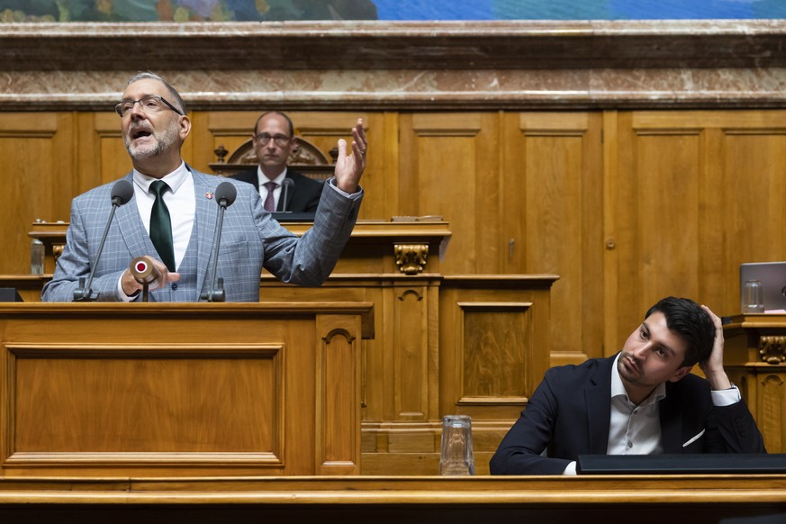 Hans-Peter Portmann, FDP-ZH, links, spricht neben Fabian Molina, SP-ZH, waehrend der Debatte um die Motion &quot;Zusammenarbeit von Nationalrat und Legislative Yuan (Taiwan) verstaerken&quot;, waehren ...