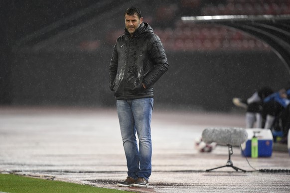 Ein Bild mit Symbolcharakter: Aarau-Trainer Sven Christ steht im Regen.