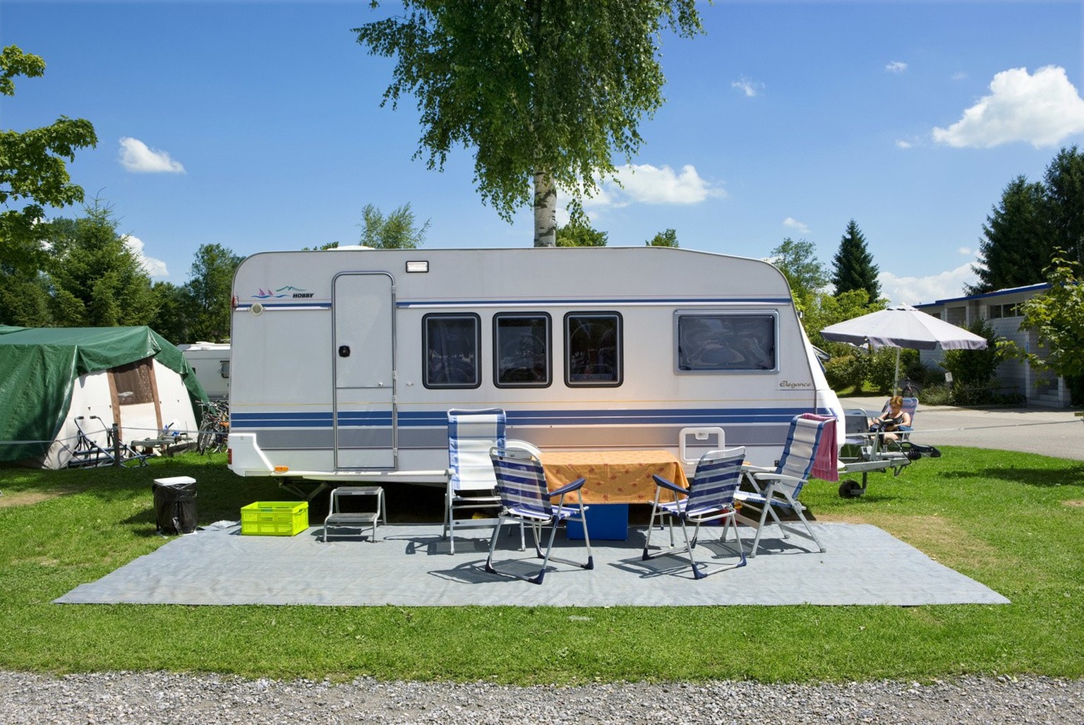 A camper with camping furniture, pictured on the campground &quot;Seeland&quot; in Sempach in the canton of Lucerne, Switzerland on July 23, 2008. (KEYSTONE/Martin Ruetschi)

Wohnwagen mit Campingmoeb ...