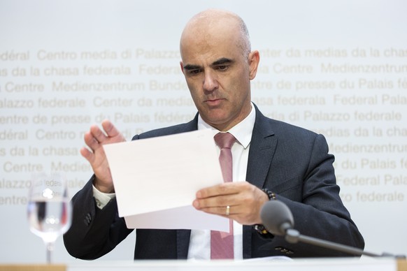 Bundesrat Alain Berset schaut in seine Unterlagen waehrend einer Medienkonferenz des Bundesrates zur aktuellen Lage im Zusammenhang mit dem Coronavirus, am Freitag, 11. September 2020 in Bern. (KEYSTO ...