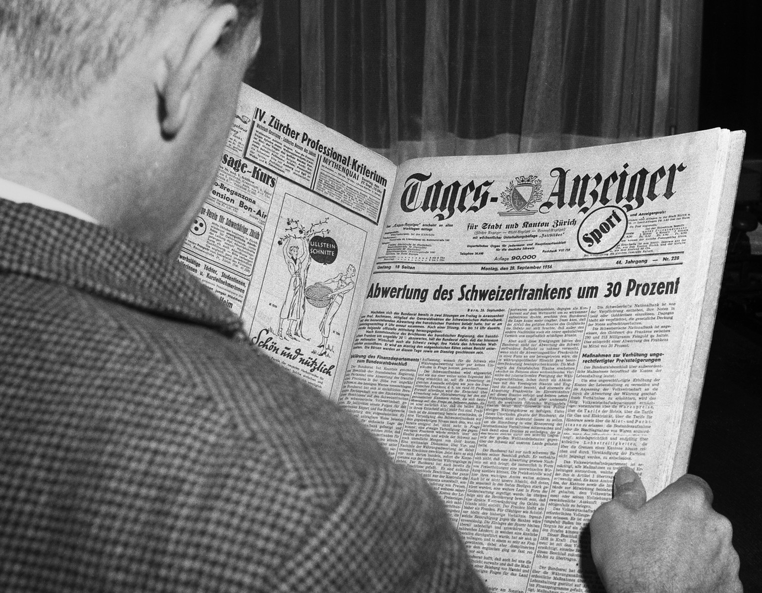 Der Tages-Anzeiger vom 28. September berichtet ueber den Beschluss des Parlaments vom 26. September 1936 zur Abwertung des Schweizerfrankens und dem Festhalten an der Goldkonvertibilitaet in der Schwe ...