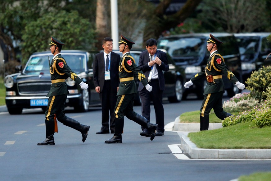 Honour guards move before China&#039;s President Xi Jinping and U.S. President Barack Obama hold a bilateral meeting ahead of the G20 Summit, at West Lake State Guest House in Hangzhou, China Septembe ...