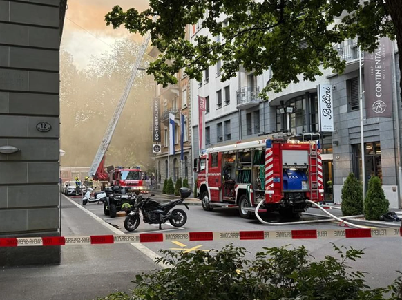 Rettungskräfte stehen im Einsatz.