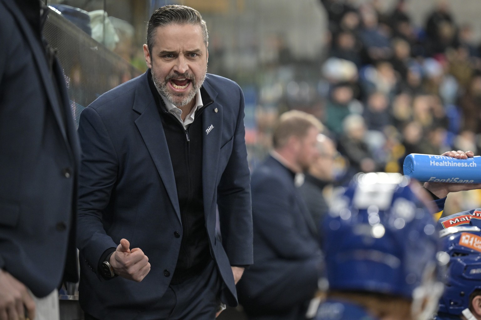 Head Coach Josh Holden (HCD) im Eishockey Spiel der National League zwischen dem HC Davos (HCD) und dem EV Zug (EVZ), am Dienstag, 27. Januar 2026, in der zondacrypto-Arena in Davos. (KEYSTONE/Gian Eh ...