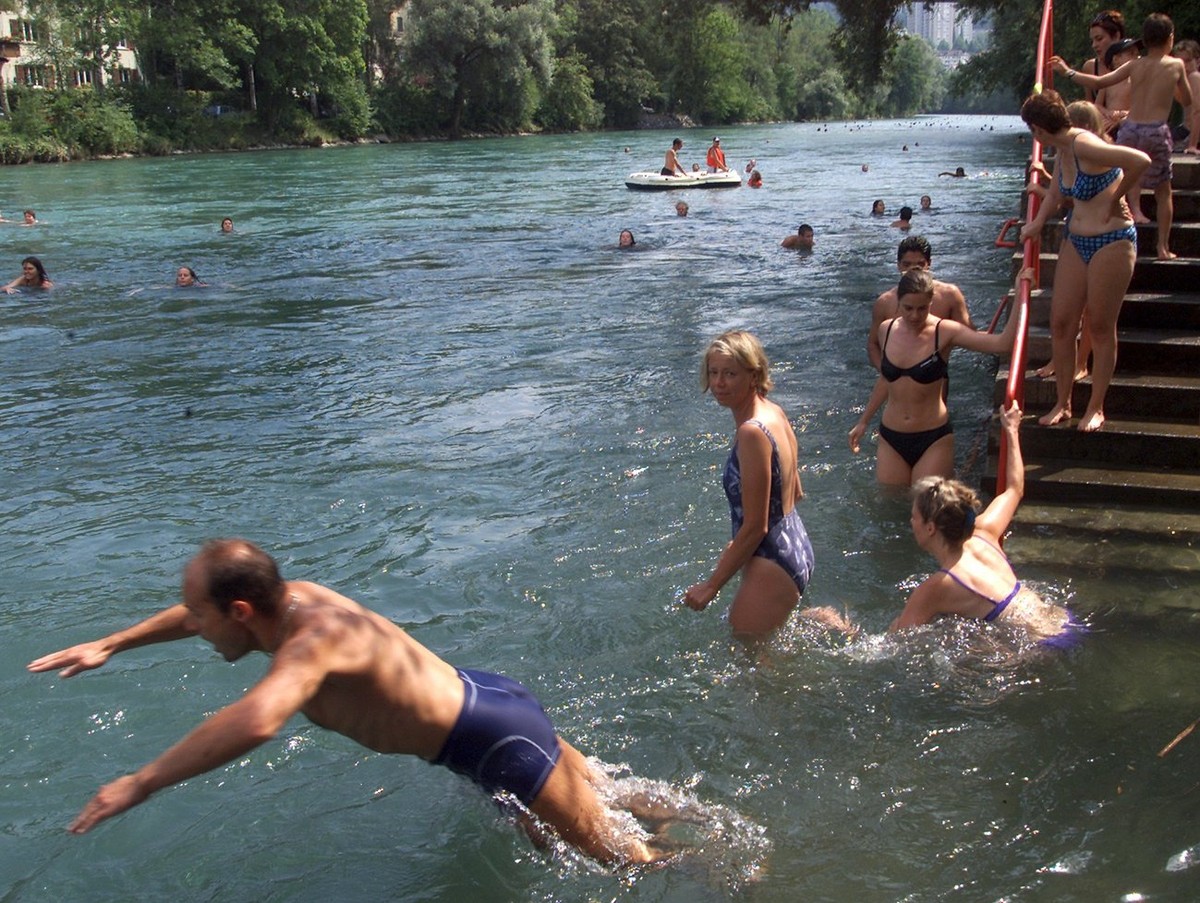 Trotz gutem Wetter: Lebensretter wollen die Schwimmer noch nicht in der Aare sehen.