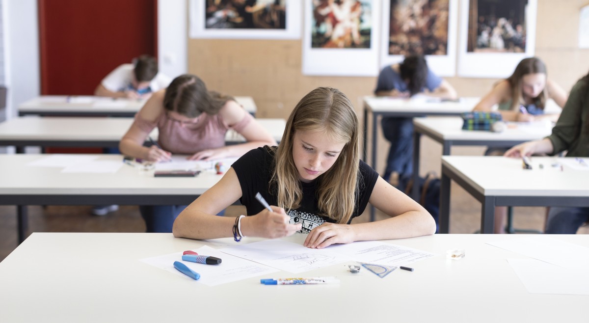 IM HINBLICK AUF DEN SCHULJAHRESBEGINN STELLEN WIR IHNEN FOLGENDES NEUES BILDMATERIAL VOM UNTERRICHT AN GYMNASIALEN MATURITAETSCHULEN ZUR VERFUEGUNG --- Class 2A pictured taking an exam during natural  ...