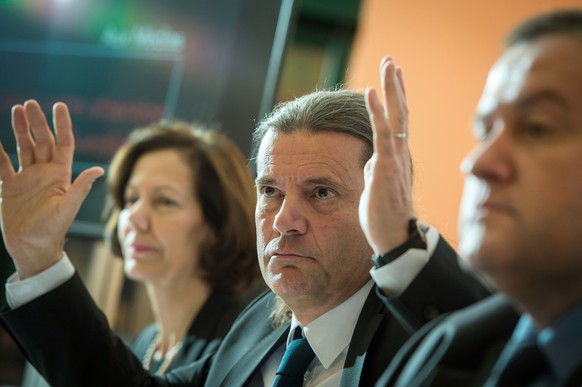 Sigrid Fischer-Willa UDC, gauche, Oskar Freysinger UDC, centre, Nicolas Voide PDC, droite, photographies a Uvrier le mardi 17 janvier 2017 lors de la conference de presse pour presenter leur liste com ...