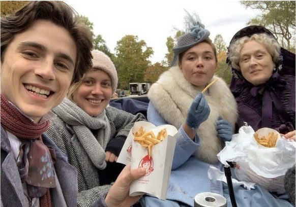 timothee chalamet und florence pugh am set von little women