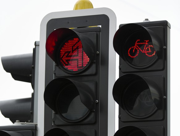 Traffic lights with a separate signaling for cyclists, captured in Zurich, Switzerland, on February 12, 2015. (KEYSTONE/Gaetan Bally)

Eine Verkehrsampel mit einer separaten Signalisation fuer Fahrrad ...