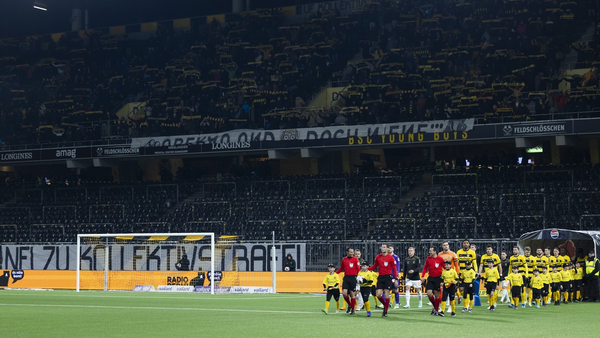 Die Teams kommen vor einem leeren Fansektor auf den Platz, vor dem Super League Spiel zwischen dem BSC Young Boys und dem Grasshopper Club Zuerich, am Samstag, 20. Januar 2024 im Stadion Wankdorf in B ...