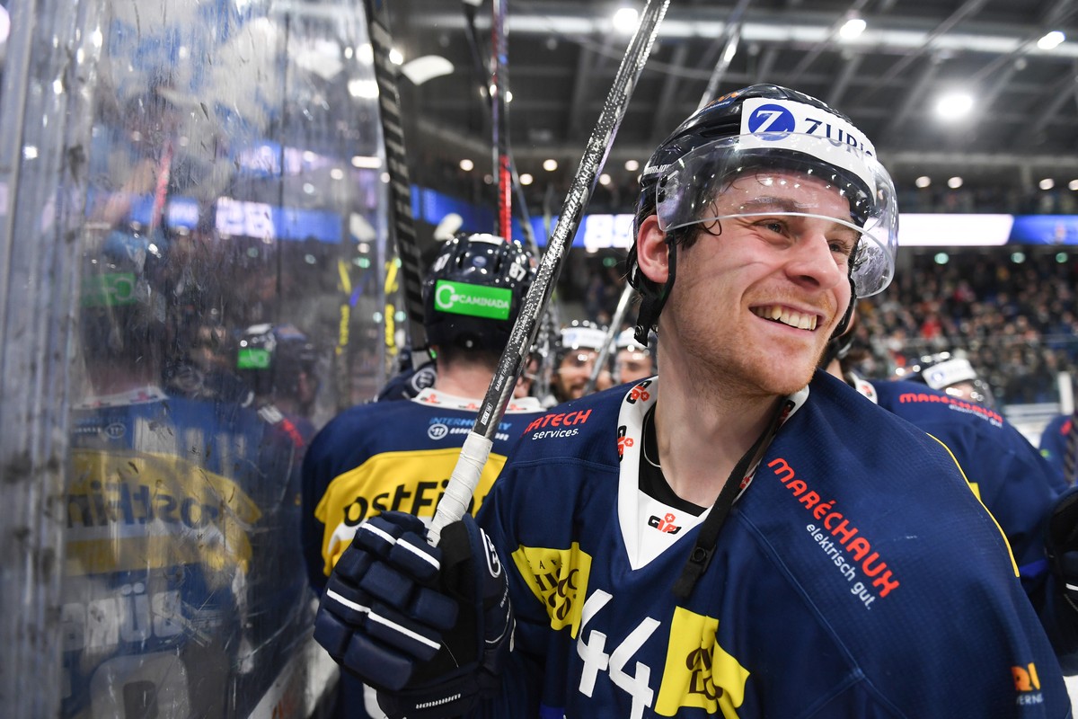 Ambri's player Andre Heim and Ambri's player Valentin Hofer, right, celebrate the victory after the preliminary round game of National League Swiss Championship 2022/23 between HC Ambri Piot ...
