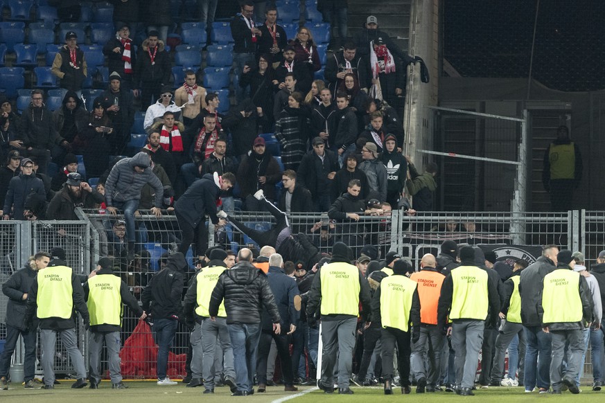 Aufruhr im Gaestesektor im Fussball Meisterschaftsspiel der Super League zwischen dem FC Basel 1893 und dem FC Sion im Stadion St. Jakob-Park in Basel, am Samstag, 18. November 2017. (KEYSTONE/Georgio ...