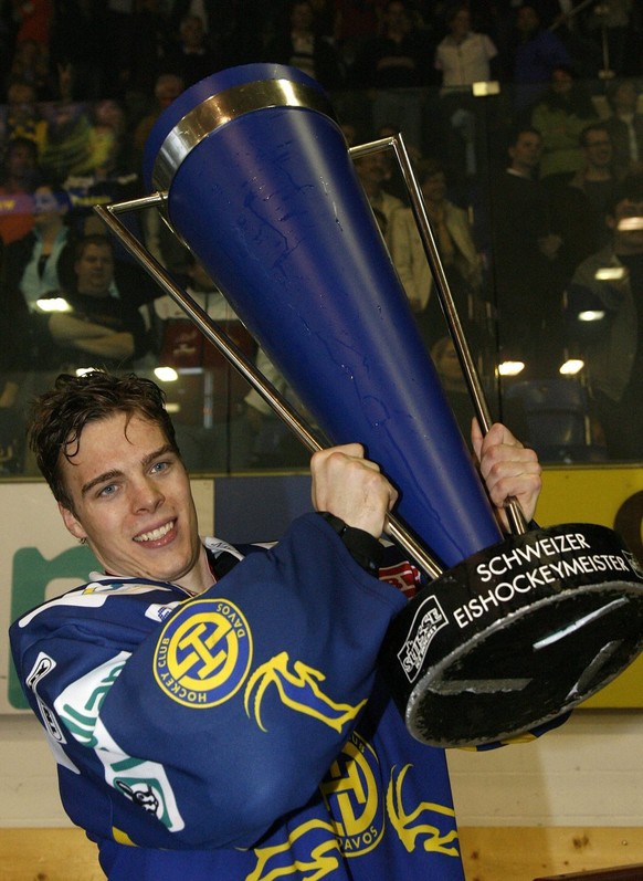 Der Davoser Torhueter Jonas Hiller stemmt den Siegerpokal, nach dem siebten Playoff Eishockey Meisterschaftsspiel der Nationalliga A zwischen dem HC Davos und dem SC Bern, am Montag, 9. April 2007 in  ...
