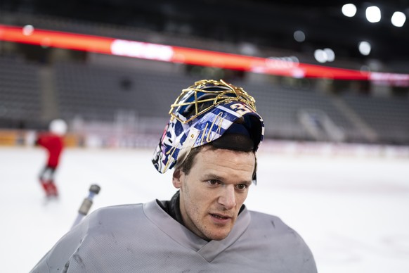 Leonardo Genoni, Torhueter der Eishockey Nationalmannschaft, spricht zu den Medien am Rand einer Trainings des Nationalteams, am Mittwoch, 22. April 2026 in der Tissot-Arena in Biel. (KEYSTONE/Alessan ...