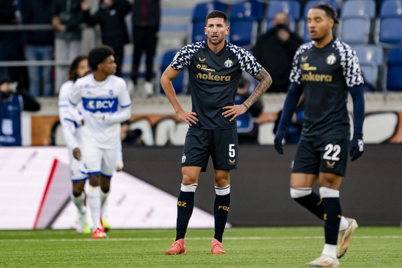 Mariano Gomez (FCZ) et Armstrong Oko-Flex (FCZ) reagissent apres lew troisieme but lausannois lors de la rencontre de football de Super League entre FC Lausanne-Sport, LS, et FC Zuerich, FCZ, le diman ...
