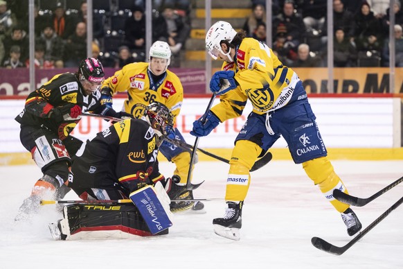 Matej Stransky (HCD) (rechts) bezwingt Torhueter Adam Reideborn (SCB) und Patrik Nemeth (SCB) (links), zum 1:1, sein Teamkollege Simon Knak (HCD) (hinten Mitte) schaut zu, im Spiel der Eishockey Natio ...