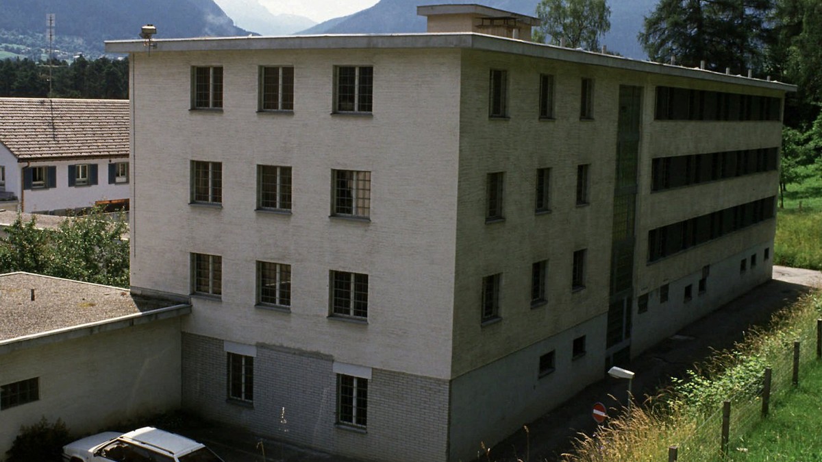 Zwei Gefaengnisaufseher der Buendner Strafanstalt Realta in Cazis sind von der Kantonsregierung wegen Diebstahls von fuenf Landjaegern, Kaese und ein paar Menues fristlos entlassen worden. Die "L ...