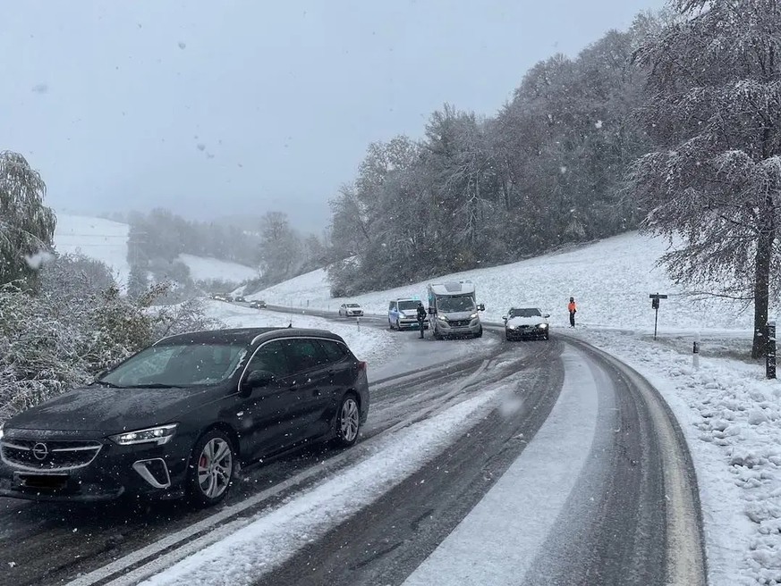 Erster Schnee im Kanton Aargau bei der Staffelegg am Montag.