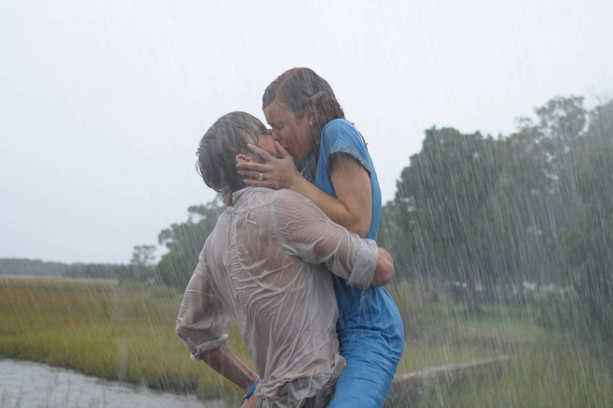 THE NOTEBOOK RYAN GOSLING, RACHEL McADAMS Date: 2004. Strictly editorial use only in conjunction with the promotion of the film. Credit line mandatory. This image is copyright of the film company and  ...
