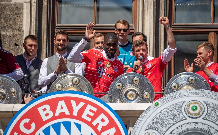 Süle (ganz links) hält sich bei der Bayern-Party im Hintergrund.