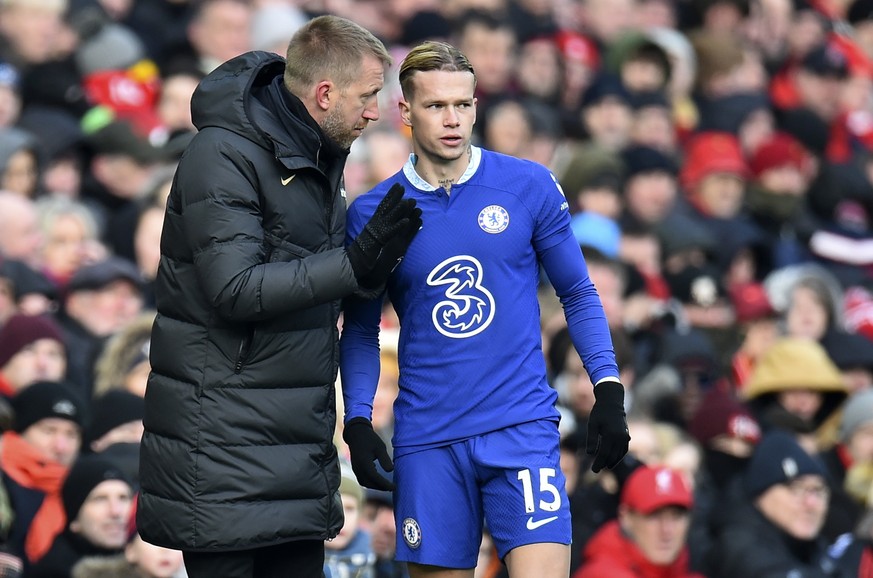 epa10420451 Chelsea manager Graham Potter (L) talks to player Mykhailo Mudryk (R) during the English Premier League soccer match between Liverpool FC and Chelsea FC in Liverpool, Britain, 21 January 2 ...
