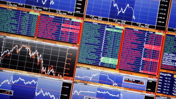 ARCHIVBILD ZUR EVENTUALMASSNAHME ZUM SCHUTZ DER BOERSE --- Eine Anzeigetafel bei der Schweizer Boerse SWX zeigt den Boersenkus diverser Firmen an am Dienstag, 16. September 2008 in Zuerich. (KEYSTONE/ ...