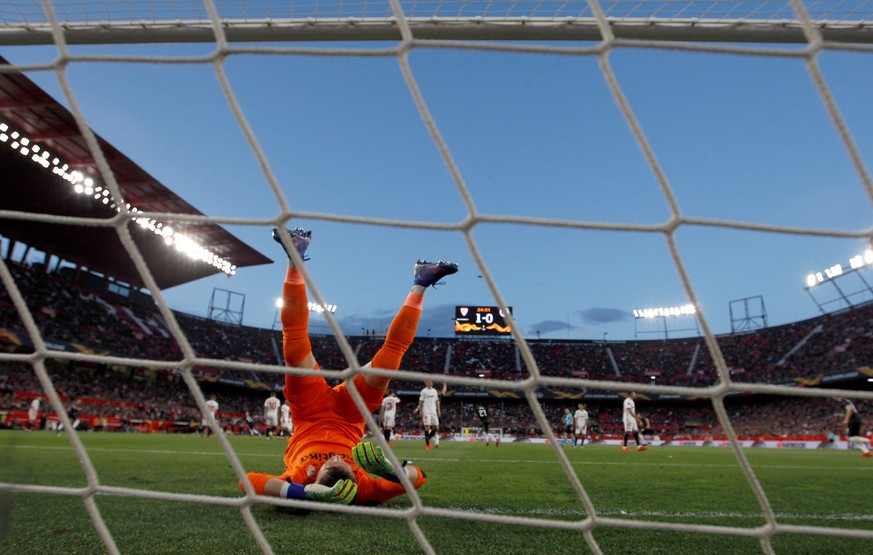 epa07420692 Sevilla&#039;s goalkeeper Tomas Vaclik reacts after the 1-1 during the UEFA Europe League round of 16 first leg match between Sevilla FC and SK Slavia Prague at Ramon Sanchez Pizjuan stadi ...