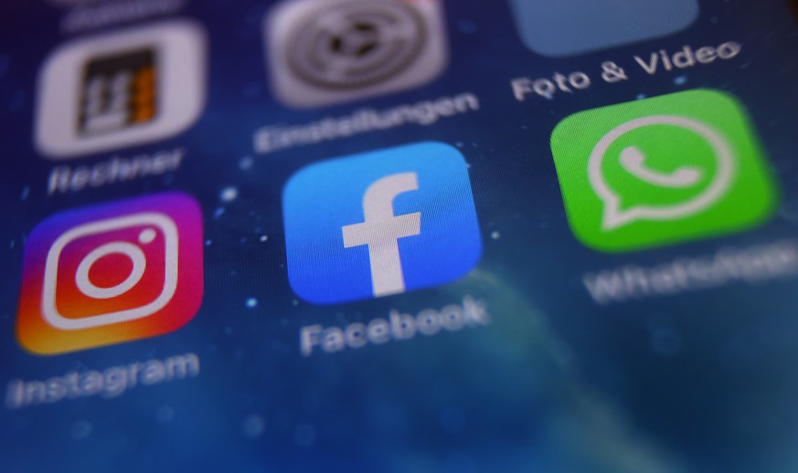 04.10.2021, Bayern, Kempten: ILLUSTRATION - Auf dem Bildschirm eines Smartphones sind die Icons von Instagram, Facebook und WhatsApp zu sehen. (zu dpa: Gro�er Ausfall: Facebook-Dienste f�r viele Nutze ...