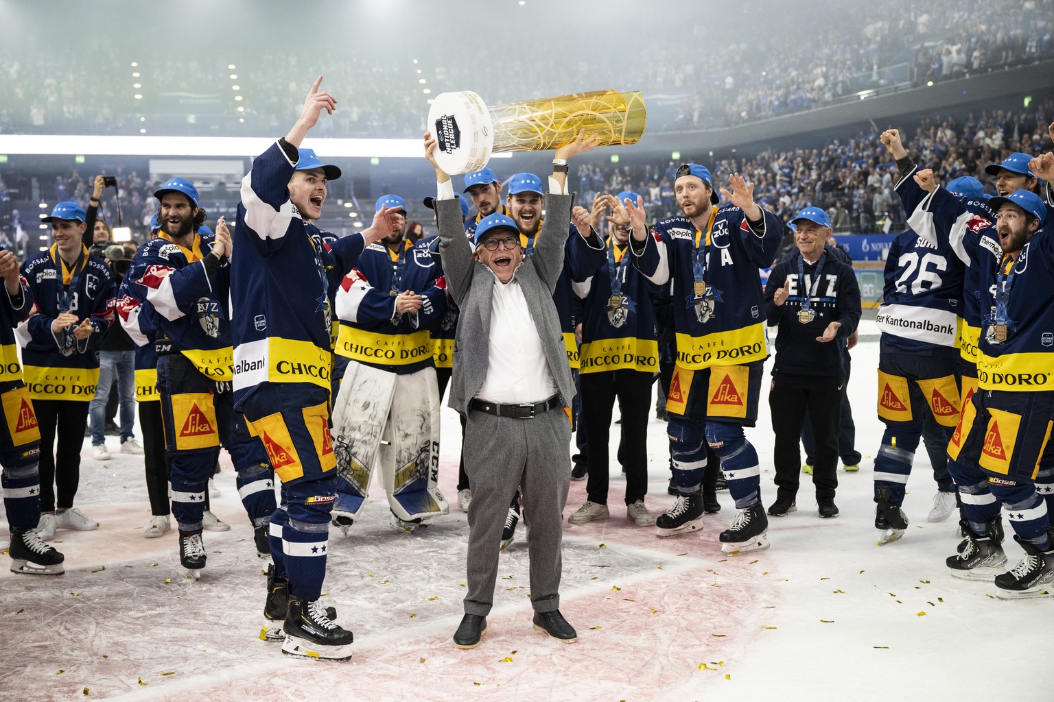 Zugs Praesident Hans-Peter Strebel jubelt mit dem Pokal ihrem Sieg im siebten Playoff-Final Eishockeyspiel der National League zwischen dem EV Zug und ZSC Lions am Sonntag, 1. Mai 2022, in der Bossard ...