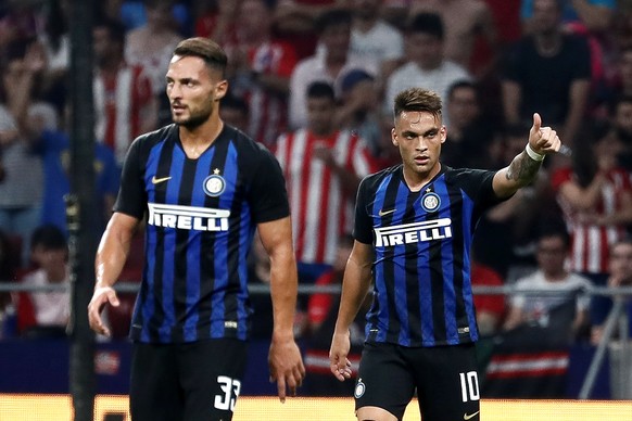 epa06944619 Inter Milan´s Argentinian forward Lautaro Martínez (R) celebrates after scoring against Atletico de Madrid during the International Champions Cup between Atletico Madrid and Inter Milan pl ...