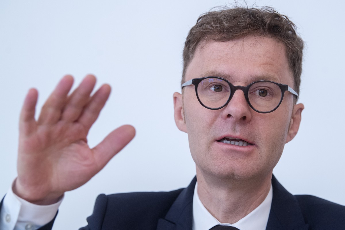 Daniel Lampart, Chefoekonom und Leiter Sekretariat SGB an einer Medienkonferenz, des Schweizerischen Gewerkschaftsbundes, anlaesslich der "Lohnrunde 2018/2019: Die Forderungen der SGB-Verbaende&q ...