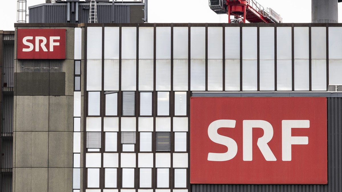ARCHIVBILD ZUM ANGEKUENDIGTEN STELLENABBAU BEI SRG/SRF --- Das SRF Logo am Gebaeude von Schweizer Radio und Fernsehen, aufgenommen am Montag, 18. Maerz 2024 in Leutschenbach Zuerich. Es seien weitere  ...