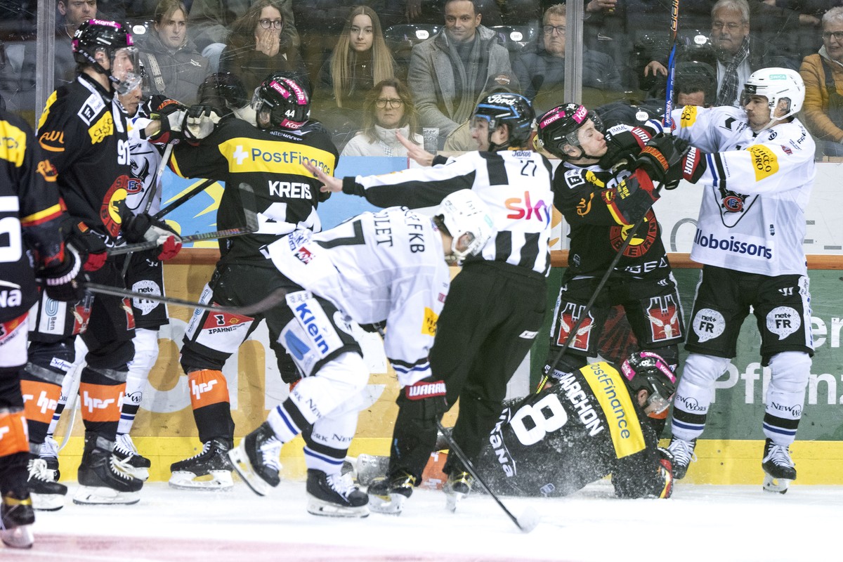 Die Spieler pruegeln sich im dritten Playoff Viertefinal Spiel der Eishockey National League zwischen SC Bern, SCB, und Fribourg-Gotteron, HCFG, vom Dienstag, 18. Maerz 2025 in Postfinance Arena in Be ...