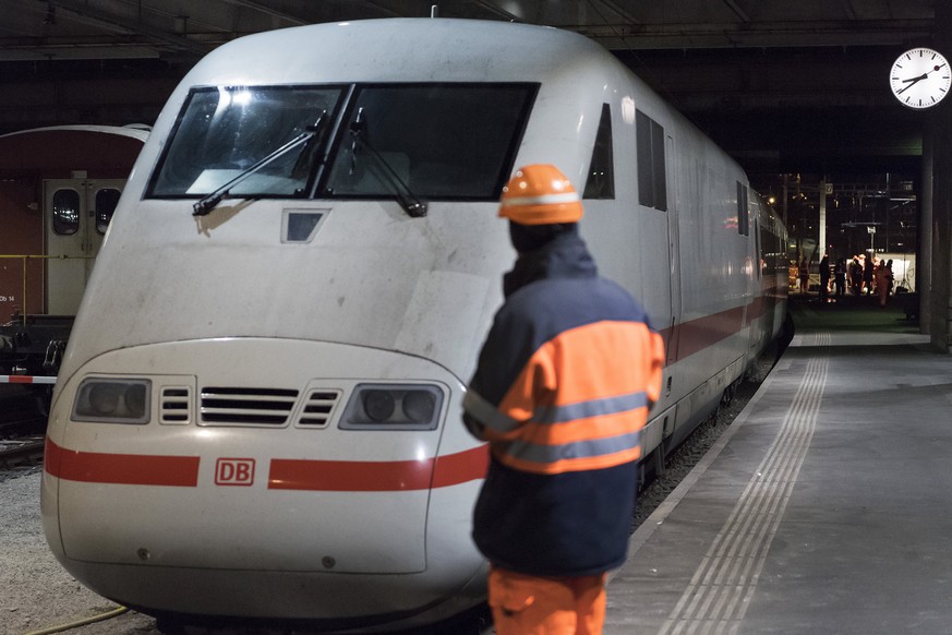 epa06358154 A railworker inspects a ICE train of German Deutsche Bahn traveling from Hamburg to Zurich, after it derailed at the entry to the Basel train station, in Basel, Switzerland, 29 November 20 ...