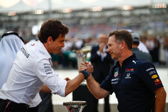 Sport Bilder des Tages Formula 1 2021: Abu Dhabi GP YAS MARINA CIRCUIT, UNITED ARAB EMIRATES - DECEMBER 12: Toto Wolff, Team Principal and CEO, Mercedes AMG, and Christian Horner, Team Principal, Red  ...