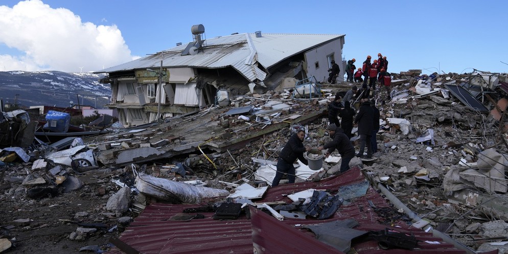 Bei den Erdbeben in der Südosttürkei sind mindestens 170 Menschen ums Leben gekommen. Das sagte der türkische Innenminister Süleyman Soylu am Montag. Auch der Nordwesten Syriens ist stark betroffen. V ...