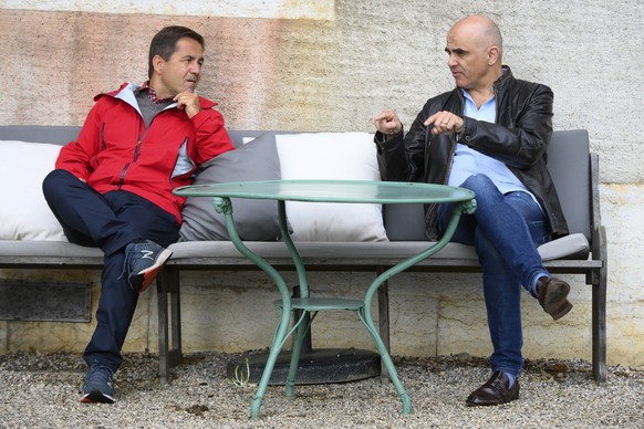 Le conseil federal Alain Berset, droite, parle avec le chancelier de la Confederation Walter Thurnherr, gauche, lors de l&#039;excursion du Conseil federal ce jeudi 1 juillet 2021 au Domaine de la Cha ...