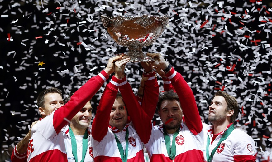 Geschafft! Die Schweizer Davis-Cup-Equipe feiert den historischen Triumph in Lille.