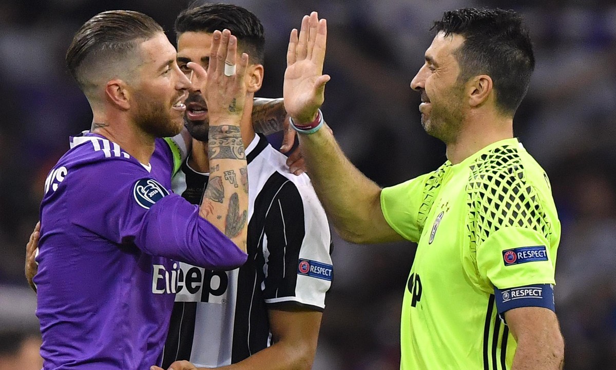 epa06008957 Juventus' goalkeeper Gianluigi Buffon (R) congratulates Real Madrid's defender Sergio Ramos (L) at the end of the UEFA Champions League final between Juventus FC and Real Madrid  ...