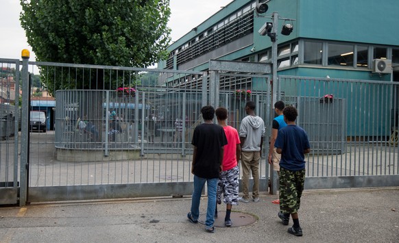 Asylbewerber vor dem Empfangs- und Verfahrenszentrum Chiasso.