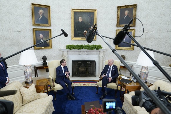 FILE - President Joe Biden and Israel&#039;s President Isaac Herzog talk during a meeting in the Oval Office of the White House, Oct. 26, 2022, in Washington. (AP Photo/Patrick Semansky, File)
Joe Bid ...