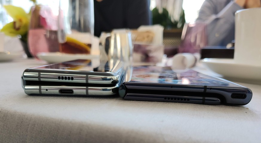 Bei Samsung (links) ist das innen liegende Haupt-Display im zugeklappten Zustand geschützt, bei Huawei nicht.