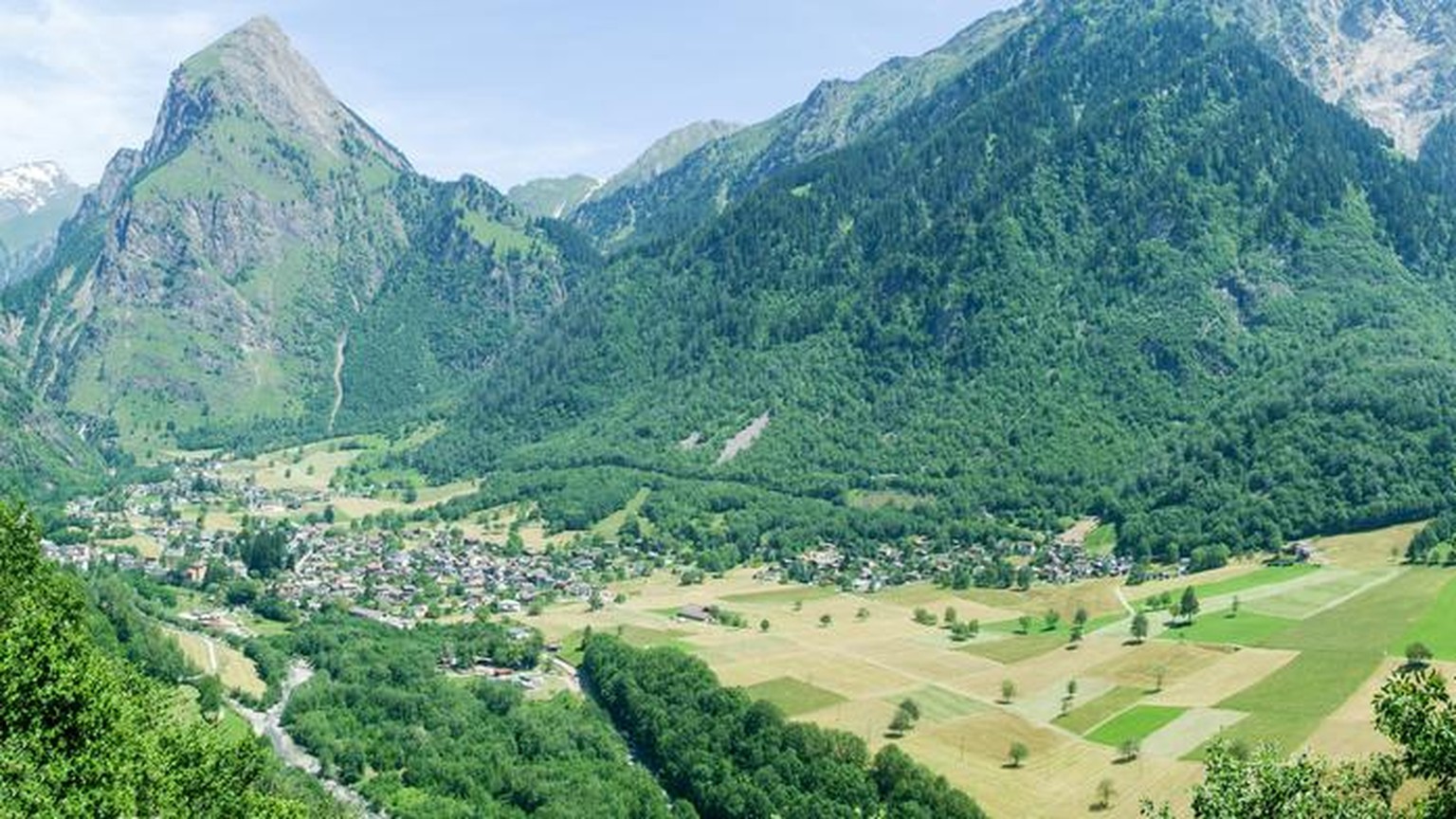 Der Blick auf Olivone im Bleniotal, das es hoch geht in Richtung Lukmanier.