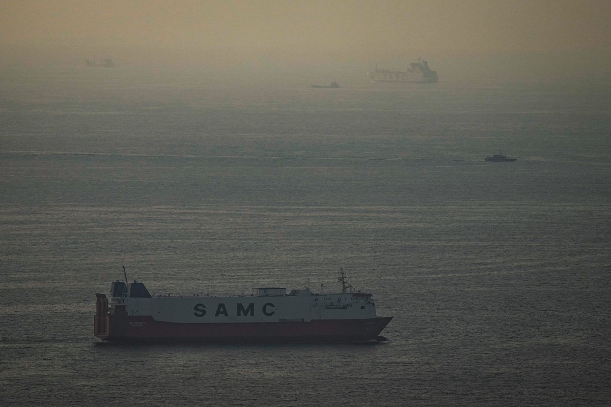 KEYPIX - Cargo ships sail in the Arabian Gulf towards Strait of Hormuz in United Arab Emirates, Thursday, March 19, 2026. (KEYSTONE/AP Photo)