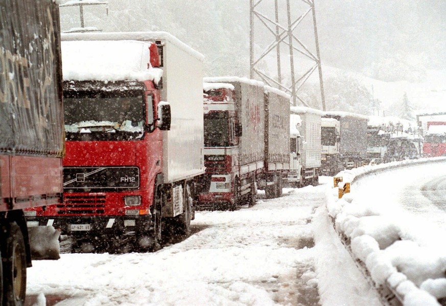 Am Freitag 16. April 1999 staute sich nach dem erneuten Wintereinbruch der Schwerverkehr auf der Autobahn A2 Richtung Gotthard bei Amsteg. Die Fahrzeuge standen teilweise die ganze Nacht auf der Autob ...