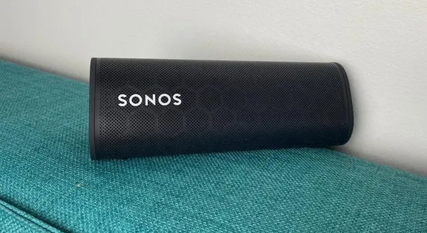 Der Sonos Roam passt mit dem eingebauten Mikrofon den Klang an die Umgebung an.