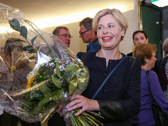 Wahlerfolg eines &quot;Promis&quot;: Die neue SVP-Nationalrätin Esther Friedli nimmt im St. Galler Wahlzentrum Gratulationen entgegen. Ihr Lebenspartner Alt-Nationalrat Toni Brunner bewirtete derweil  ...