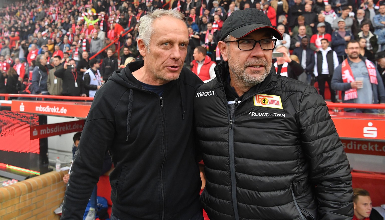 Christian Streich Trainer Freiburg, und Urs Fischer Trainer Union, begruessen und umarmen sich vor dem Spiel 1. FC Union Berlin - SC Freiburg 1.Bundesliga 2019/2020, Saison 2019/2020, Fu